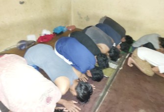Tahanan Polsek Gading Cempaka Saat Salat Tarawih Bersama Bhabinkamtibmas