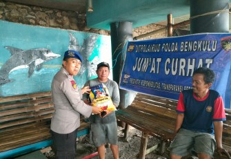 Jumat Curhat, Ditpolairud Polda Bengkulu Bagikan Paket Beras ke Kelompok Nelayan Lumba Lumba