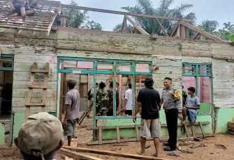 Bhabinkamtibmas Batik Nau Gotong Royong Membangun Rumah Warga Tak Layak Huni
