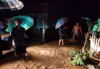 Personel Polsek Lebong Tengah Bantu Warga yang Terendam Banjir