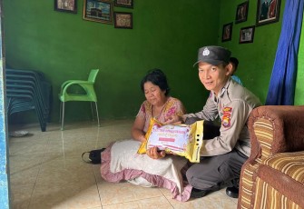 Polsek Kaur Utara Salurkan Bantuan ke Warga Kurang Mampu