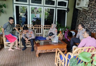 Peduli, Kapolsek Teluk Segara Jenguk Anggotanya yang Sedang Sakit