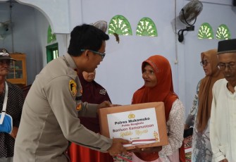 Kapolres Mukomuko Bagikan Sembako Kepada Warga yang Membutuhkan