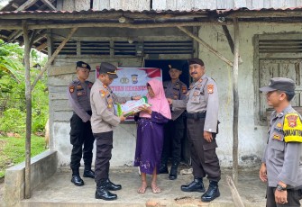 Bantuan Kemanusiaan Untuk Negeri, Polres Kaur Berikan Bansos kepada Warga Kurang Mampu