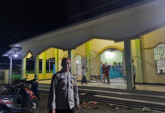Personel Polsek Air Besi Lakukan Pengamanan Salat Tarawih