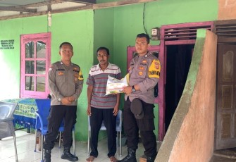 Petani Warga Desa Tanjung Bulan Terima Bansos dari Polsek  Tanjung Kemuning