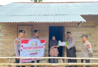 Janda dan Lansia Terima Bansos dari Polres Kaur