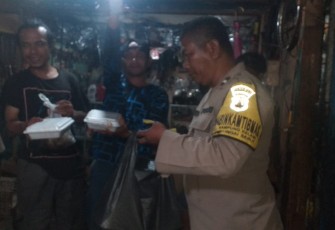 Bhabinkamtibmas Bagikan Nasi Kotak kepada Karyawan Tampal Ban