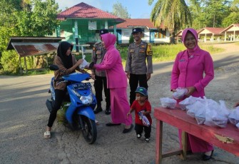 Indahnya Berbagi, Polsek Napal Putih Berbagi Takjil Kepada Masyarakat