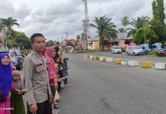 Bhabinkamtibmas Polsek Manna Bersama Murid TK Aisyah Berbagi Takjil Kepada Para Pengguna Jalan 