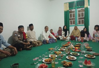 Bhabinkamtibmas Polsek Manna Buka Puasa Bersama Warga 