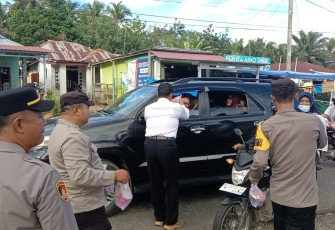Polsek Sukaraja Berbagi Takjil Kepada Pengendara Depan Mapolsek