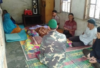 Korban saat diperiksa petugas medis