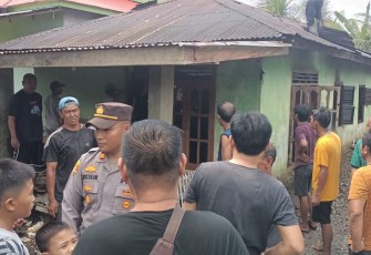 Polsek Seginim Bantu Padamkan Kebakaran Rumah Warga Desa Tanjung Beringin Kecamatan Air Nipis