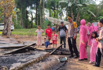Kapolres Mukomuko dan Ketua Bhayangkari Santuni Korban Kebakaran