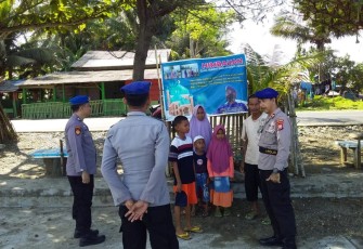 Polairud Polres BS Berikan Rasa Aman Kepada Wisatawan Pantai Pasar Bawah 