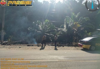 Kaur - Peristiwa kebakaran melanda rumah yang juga warung bakso milik Murman (50), PNS warga Desa Tanjung Iman II Kecamatan Tanjung Kemuning Kabupaten Kaur, Selasa (15/4/2023) dini hari sekira pukul 02.30 WIB.  Informasi sementara, kebakaran diduga disebabkan konsleting listrik.  Kapolres Kaur Polda Bengkulu AKBP Eko Budiman melalui Kasi Humas AKP Joni Silaen mengatakan, akibat kebakaran itu, kerugian materi ditaksir mencapai sekitar Rp 75 juta, namun tidak ada korban jiwa dalam kejadian itu.  "Personel Pol