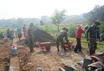  Semangatnya bapak TNI di lokasi TMMD Reg Ke-117 desa Gentungan kecamatan Mojogedang kabupaten Karanganyar