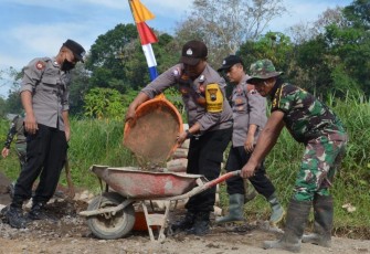 "Kompak TNI_POLRI di lokasi TMMD Reg ke-117 Mojogedang"