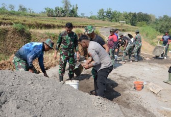 "Terlihat Kompak TNI-POLRI di lokasi TMMD Reg ke-117 desa Gentungan kecamatan Mojogedang"
