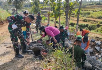 "Anggota Satgas TMMD bersama warga tampak akrab bekerja di lokasi TMMD Reg ke-117 desa Gentungan Mojogedang"