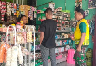 "Satgas TMMD sedang berbelanja di warung warga"