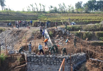"Satgas TMMD Reg ke-117 desa Gentungan sedang mengerjakan pekerjaan jembatan"