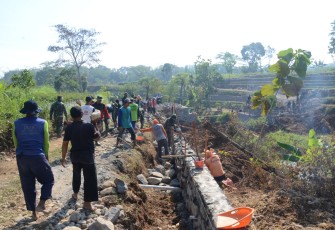 "Satgas TMMD tampak terjalin kebersamaan dengan warga di lokasi TMMD Reg desa Gentungan"