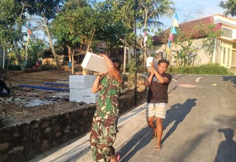 "Satgas TMMD Reg desa Gentungan melansir batu dengan dipanggul"