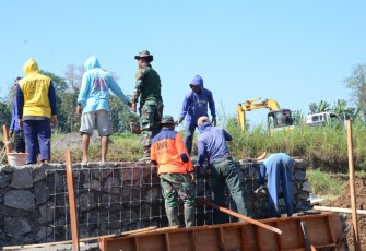 "Tampak Satgas TMMD Reg ke-117 Mojogedang sedang memasang box culvert Jembatan"