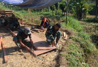 "Satgas TMMD Reg Mojogedang sedang memasang papan cor"