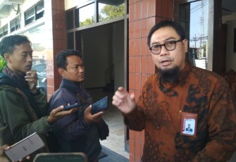 Widyaiswara Ahli Madya Komisi Pemberantasan Korupsi (KPK), Muhammad Indra Furqon, saat memberikan keterangan kepada wartawan, di gedung DPRD Karanganyar, Jumat (2172023).