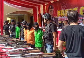 Tersangka dan barang bukti saat diamankan