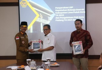 Bupati Limapuluh Kota Safaruddin menerima LHP kepatuhan atas belanja daerah Kabupaten Limapuluh Kota 2022.