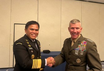 Kasal Laksamana TNI Muhammad Ali, melaksanakan pertemuan bilateral dengan Acting Commandant United States Marine Corps (USMC), General Eric M. Smith bertempat di Ruang Bilateral Meeting, Newport Harbour Island Resort, Selasa (19/09). 