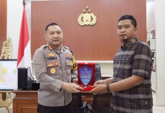 Koordinator KGR Sisanto saat Beri Penghargaan Kapolres Kediri Kota  