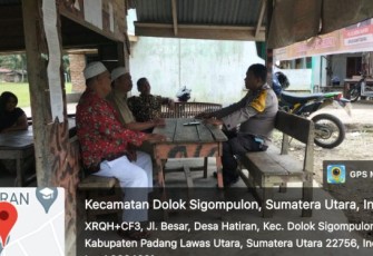 Bhabinkamtibmas Polsek Dolok, Aiptu Monang P Siregar, dan Bripka Sigit Dalimunthe, menggelar sosialisasi guna mencegah kebakaran hutan dan lahan (Karhutla), Senin (3/4/2023) siang.
