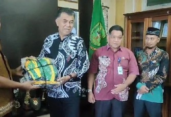  Bupati Natuna Serahkan Toga Untuk Wisuda Santri TPQ