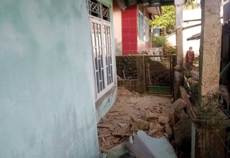Gempa M4,6 yang berdampak hingga rusak rumah warga di Kabupaten Bogor, Kamis (14/12)