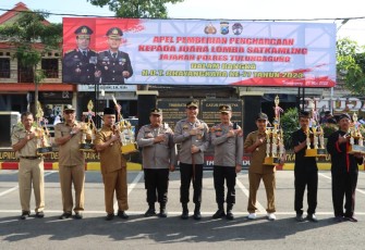 Kapolres Tulungagung AKBP Eko Hartanto SIK, MH tengah, saat foto bersama dengan para peserta pemenang lomba