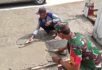 Anggota Koramil Wates Bantu Atasi Kesulitan Warga 