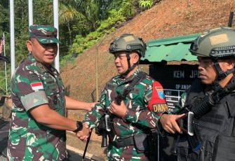 Danrem 121/Abw Brigjen TNI Luqman Arief, S.I.P., didampingi Kasiintel Kasrem 121/Abw Kolonel Inf Jhonson Mangasitua Sitorus dan Dandim 1209/Bky, mengunjungi Pos Gabungan Indonesia-Malaysia Serikin Satgas Pamtas Yonarmed 16/Tk, Rabu (13/12/2023)
