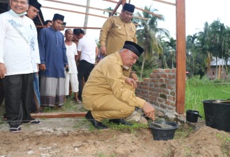 Gubernur Sumbar Mahyeldi meletakkan batu pertama pembangunan Asrama Pesantren Al-Khalifah Koprasi Buya Tuanku Saliah Pasia Laweh, Lubuk Alung.