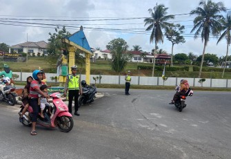  Satlantas Polres Lingga Atur Lalulintas Berikan Kelancaran Dijalan Raya 