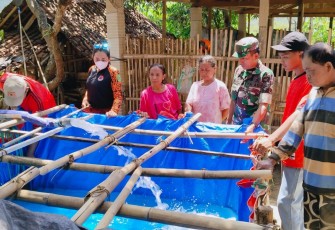 alam upaya mengatasi krisis kekeringan yang melanda sebagian wilayah Kabupaten Trenggalek, Serka Suharjo, anggota Koramil 0806/11 Panggul yang tergabung dalam Tim Reaksi Cepat (TRC) Badan Penanggulangan Bencana Daerah (BPBD) Trenggalek, turut andil dalam menyelamatkan warga yang terdampak dengan menyediakan bantuan air bersih, Sabtu (23/12/2023)