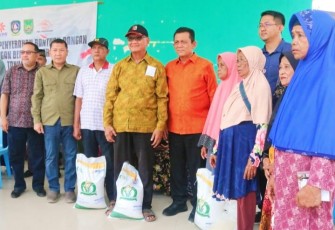 Ansar Ahmad Serahkan Bantuan Beras Tahap II di Nongsa Kota Batam