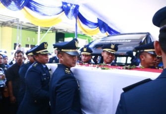 Jenazah Prajurit Terbaik TNI AU yang Gugur saat akan dimakamkan