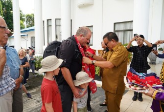 Wali Kota Maurits Mantiri Menerima Kunjungan Wisatawan Mancanegara 