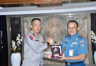 Komandan Puspenerbal Laksanakan Courtesy Call Dengan Kapolda Jatim