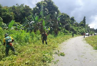 Babinsa Koramil 1710-07/Mapurujaya Bersama Warga saat Gelar Kerja Bakti Bersihkan Jalan
